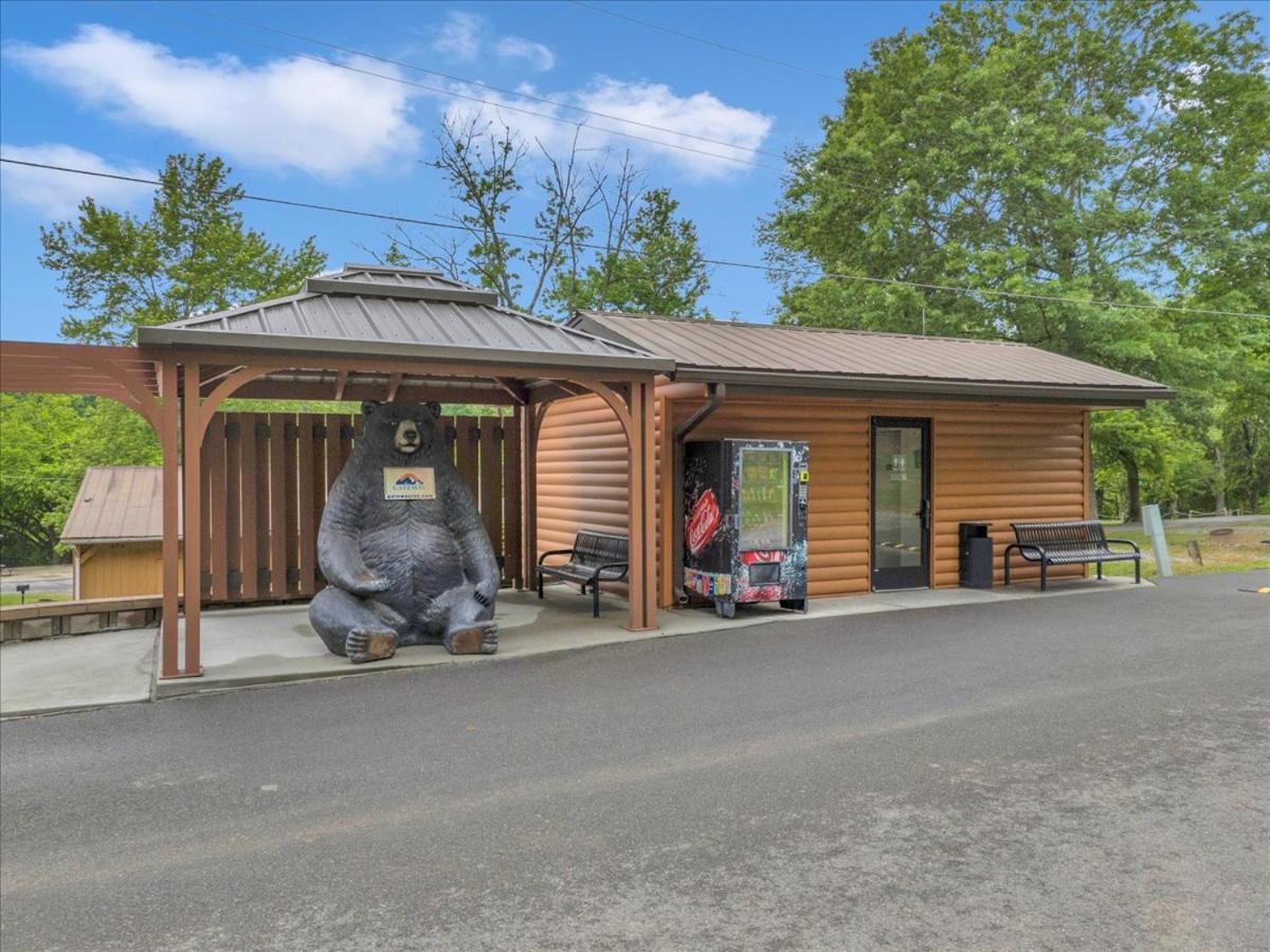 Charming With Parking Chalet
