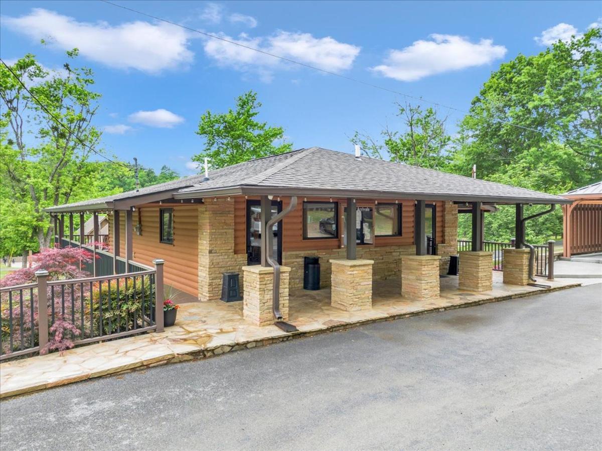 Charming With Parking Chalet
